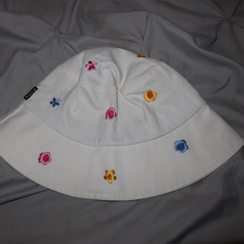 Flowery bucket hat